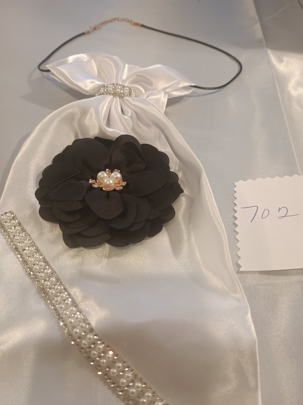 Elegant Black Floral JunkTie Necklace Set with Pearl Accents - Picture 4 of 8